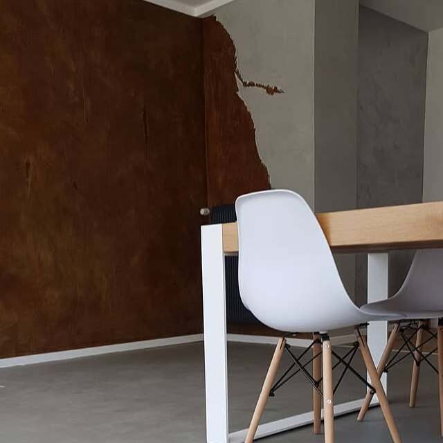 Showroom mit Echtrostwand und Fugenlosen Boden